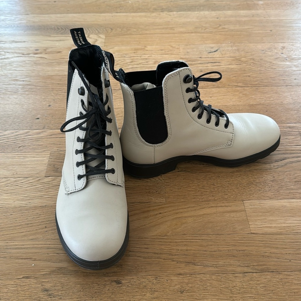 Blundstone white combat boots. Pull on style. Women’s size 9. Like new.